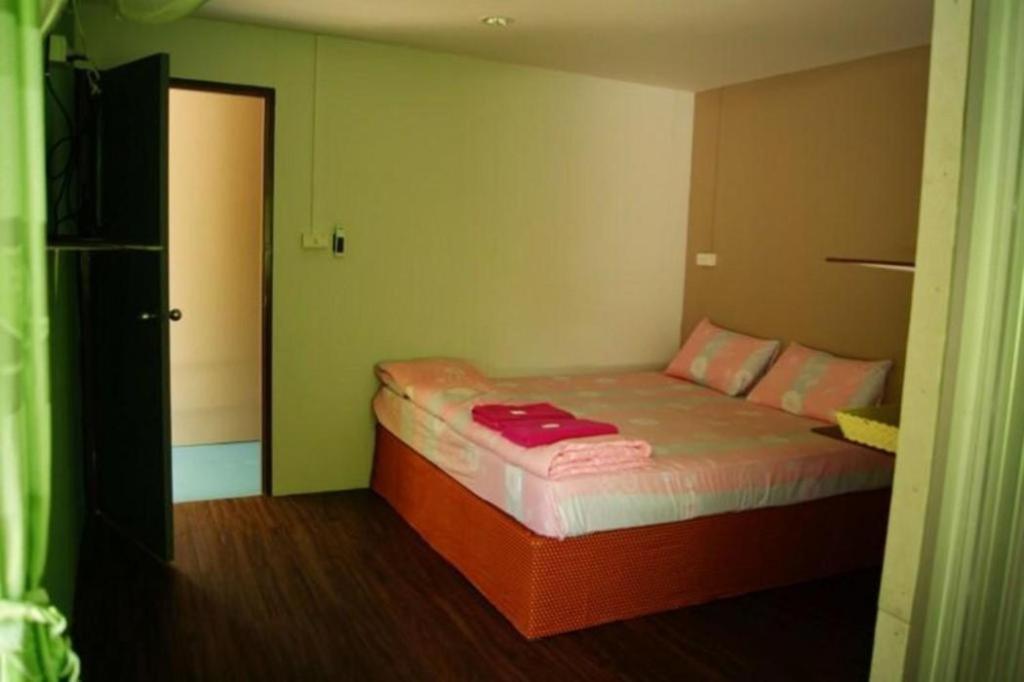 OYO 1163 Eden Hostel Phuket Buitenkant foto