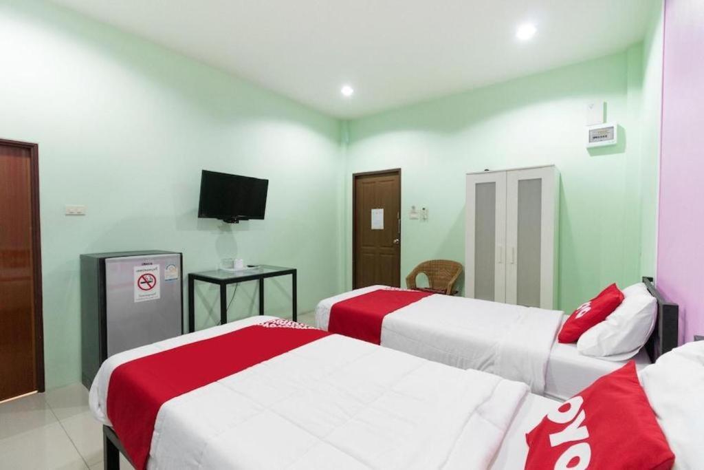 OYO 1163 Eden Hostel Phuket Buitenkant foto