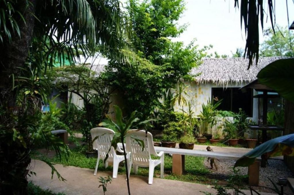OYO 1163 Eden Hostel Phuket Buitenkant foto
