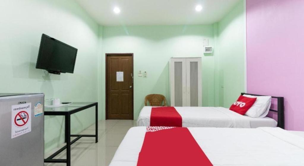 OYO 1163 Eden Hostel Phuket Buitenkant foto