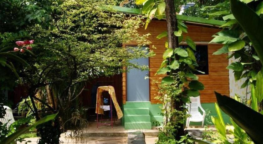 OYO 1163 Eden Hostel Phuket Buitenkant foto