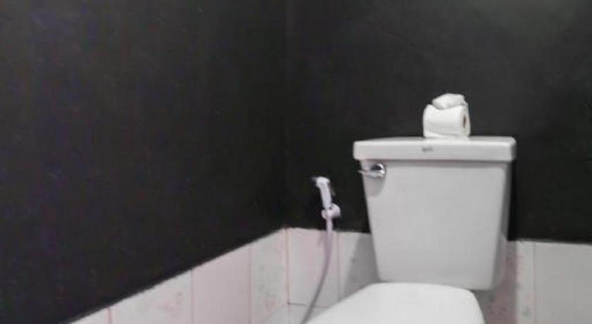 OYO 1163 Eden Hostel Phuket Buitenkant foto