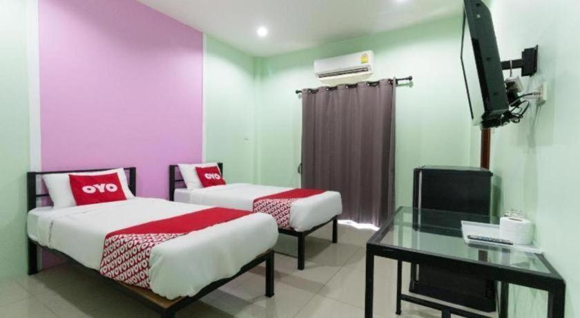 OYO 1163 Eden Hostel Phuket Buitenkant foto