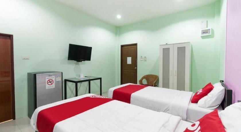 OYO 1163 Eden Hostel Phuket Buitenkant foto