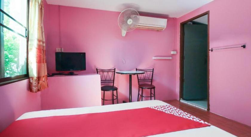OYO 1163 Eden Hostel Phuket Buitenkant foto
