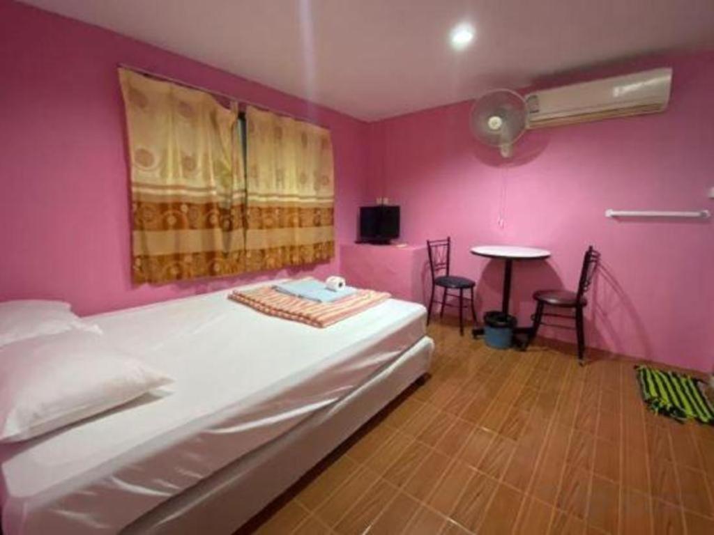 OYO 1163 Eden Hostel Phuket Buitenkant foto